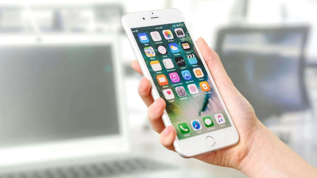 How to Protect Your Mobile Device While Traveling: 10 Expert Tips